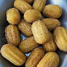 Bolinho boliviano de frango, passas e pimenta